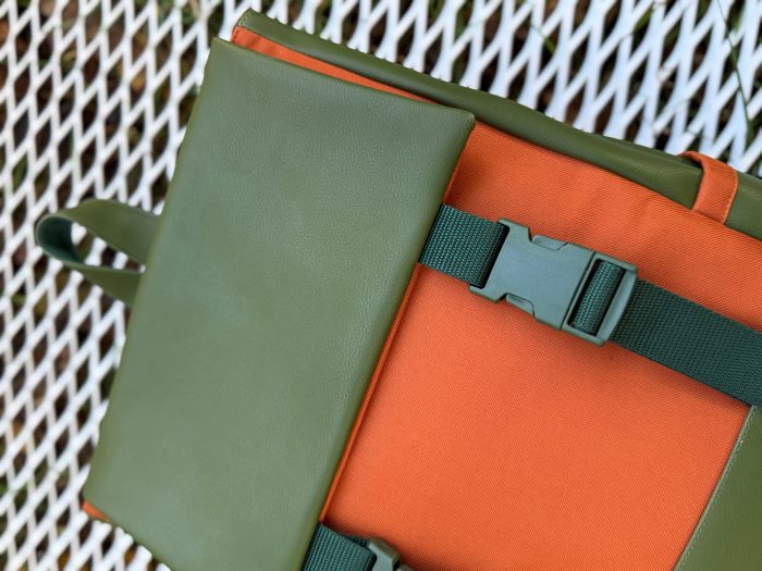 Kuprinė su plastikiniais užsegimais 