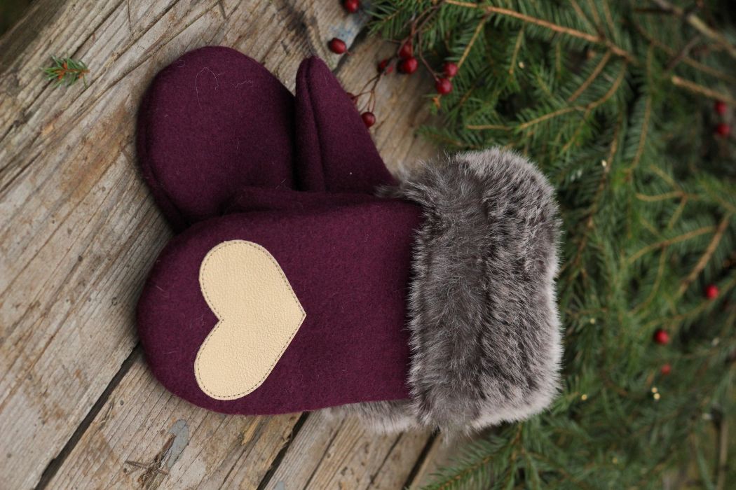 Pirštinės su širdelės aplikacija