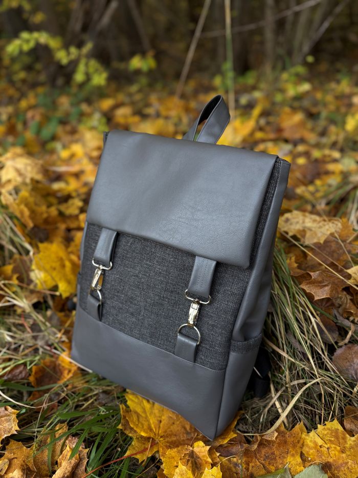 Kuprinė su karabinais