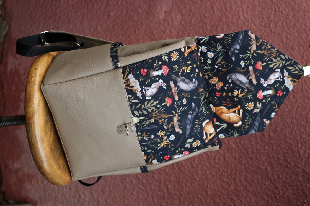 Kuprinė su spynelės užsegimu