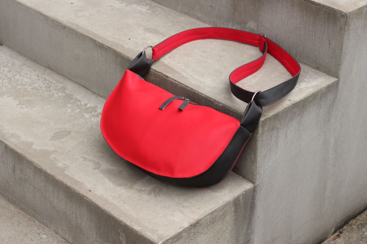 Pusmėnulio formos rankinė