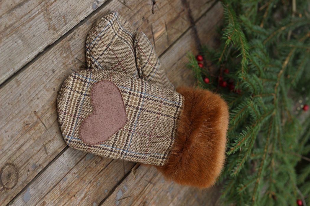 Pirštinės su širdelės aplikacija