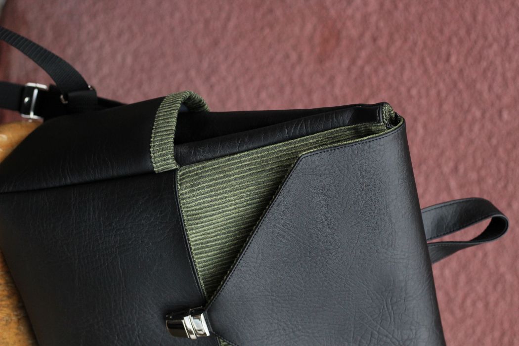 Kuprinė su spynelės užsegimu