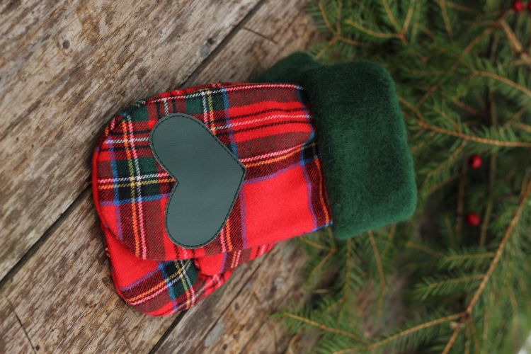 Pirštinės su širdelės aplikacija