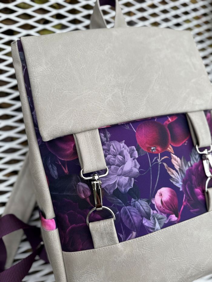 Kuprinė su karabinais