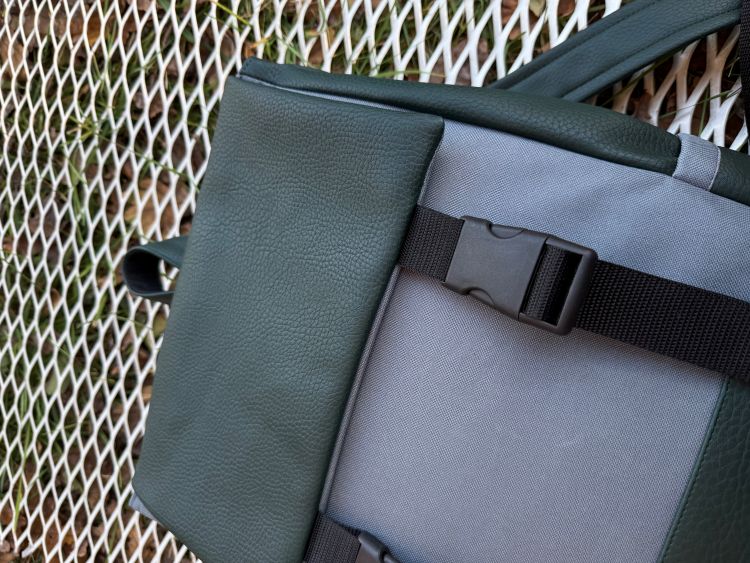 Kuprinė su plastikiniais užsegimais 