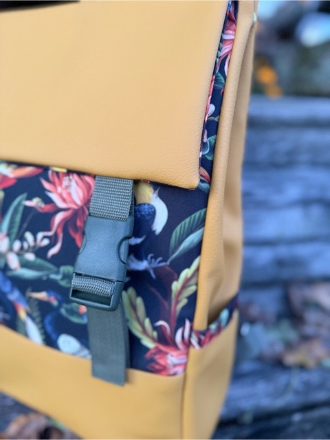 Kuprinė su plastikiniais užsegimais 