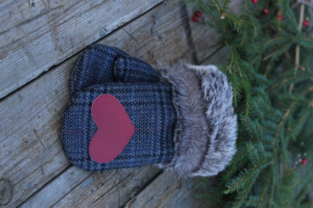 Pirštinės su širdelės aplikacija