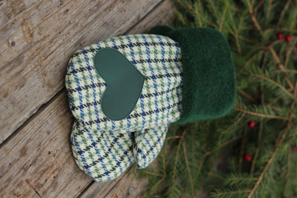 Pirštinės su širdelės aplikacija