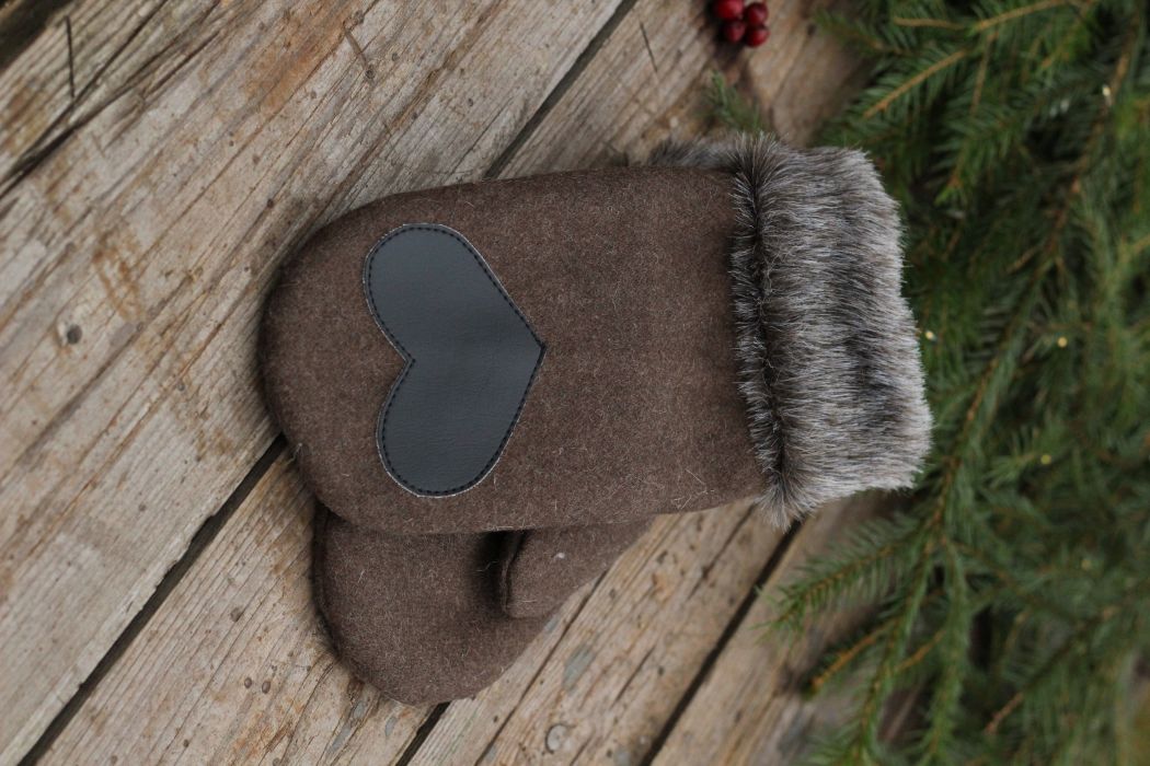 Pirštinės su širdelės aplikacija