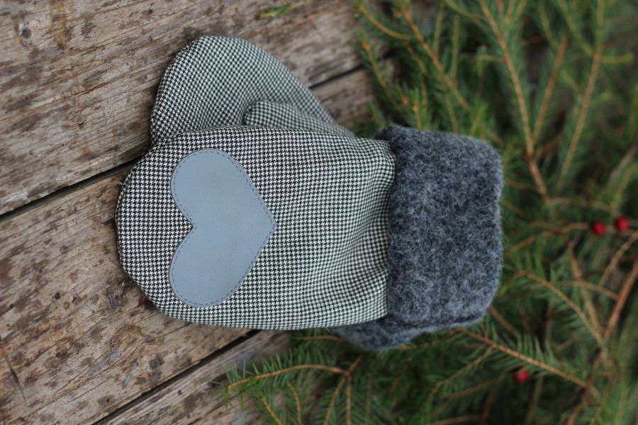 Pirštinės su širdelės aplikacija