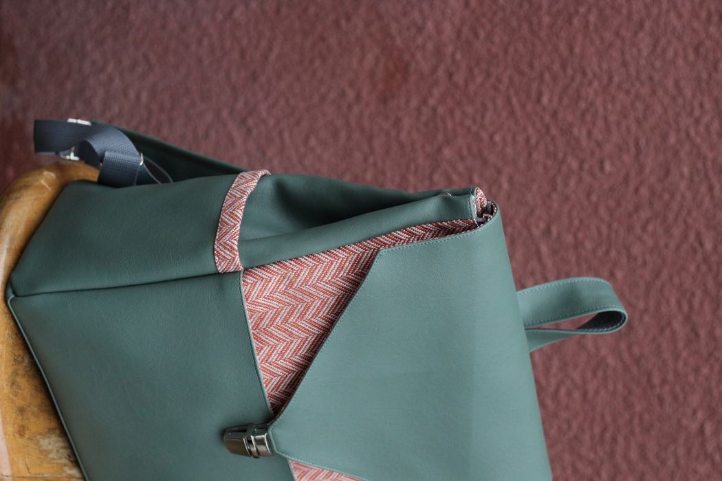 Kuprinė su spynelės užsegimu