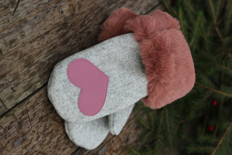 Pirštinės su širdelės aplikacija