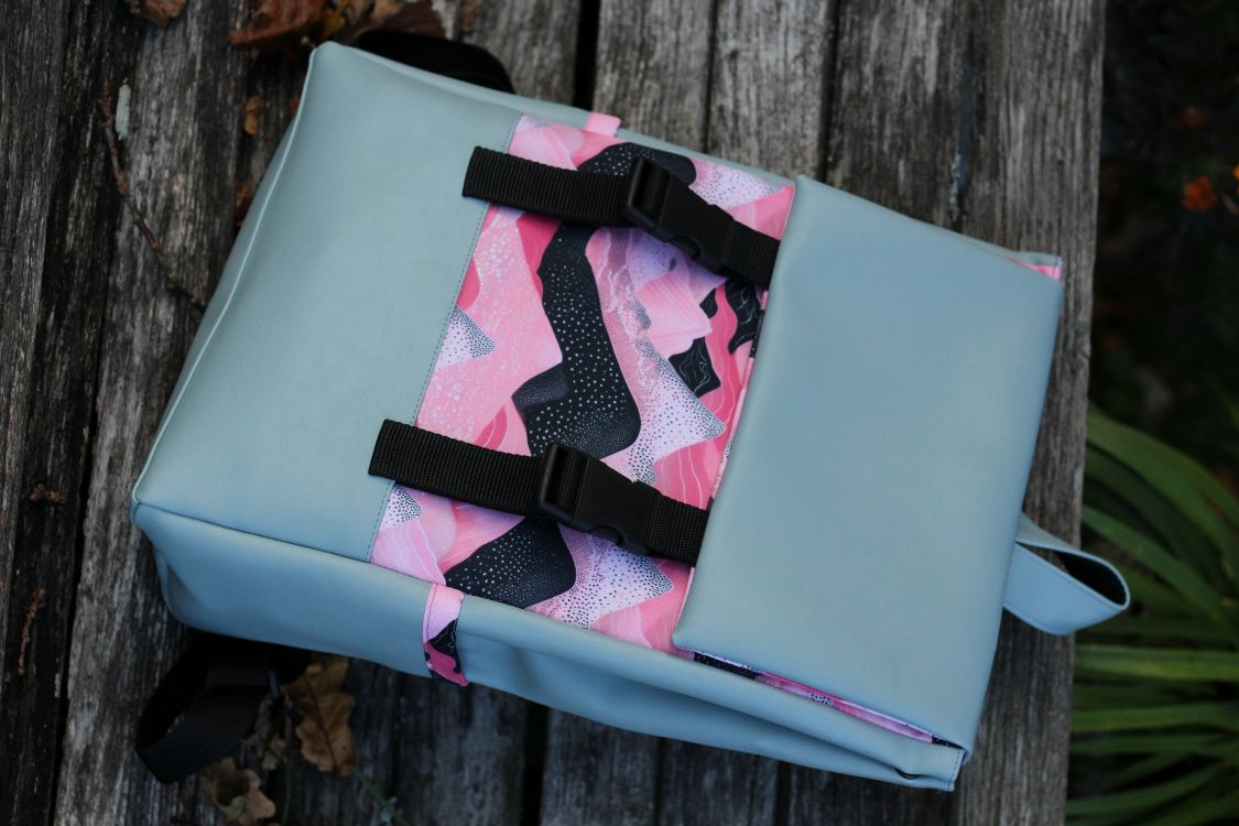 Kuprinė su plastikiniais užsegimais 