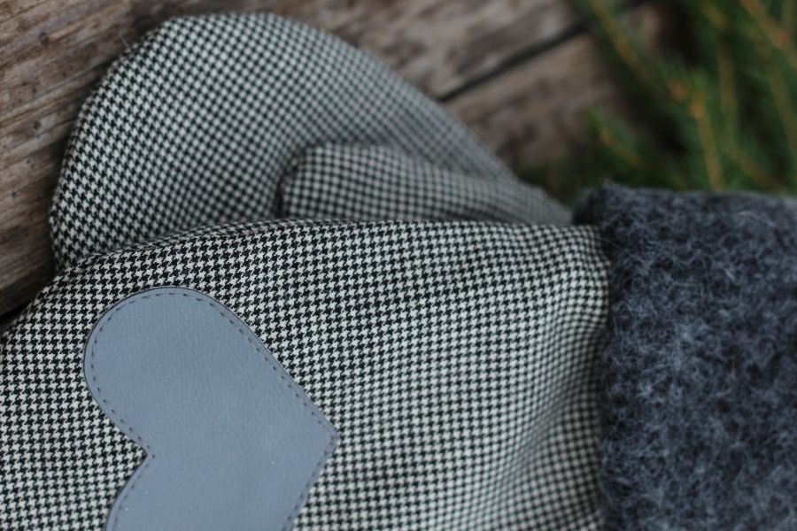 Pirštinės su širdelės aplikacija