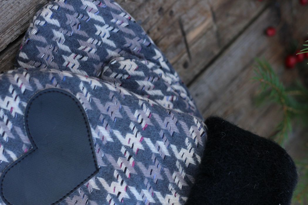 Pirštinės su širdelės aplikacija