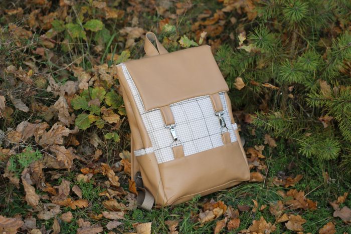 Kuprinė su karabinais