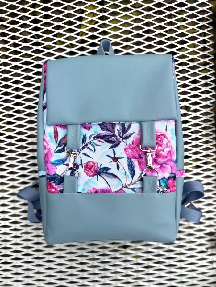 Kuprinė su karabinais