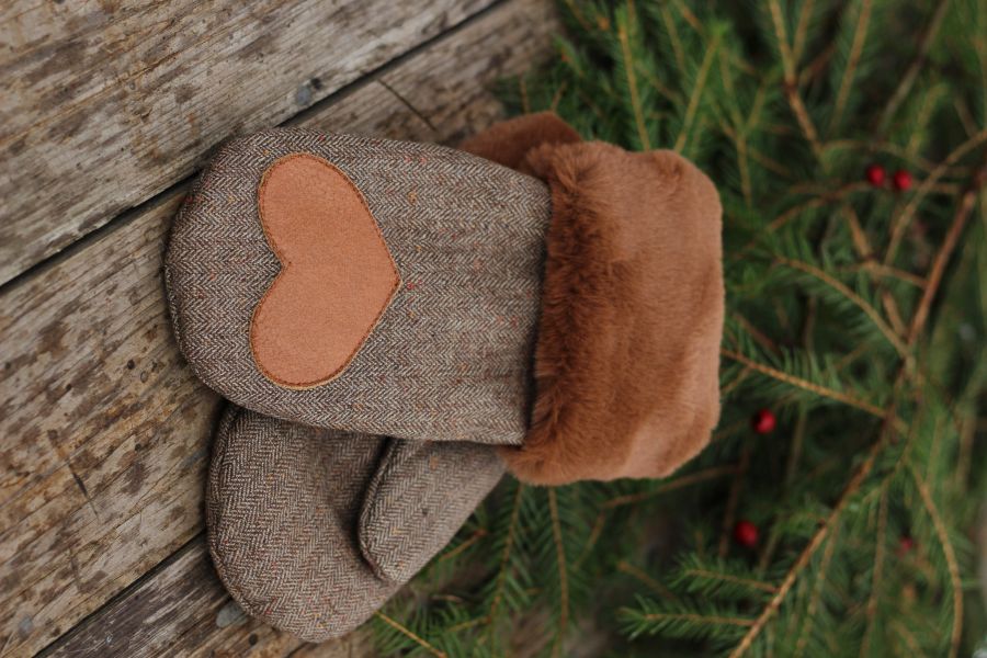 Pirštinės su širdelės aplikacija