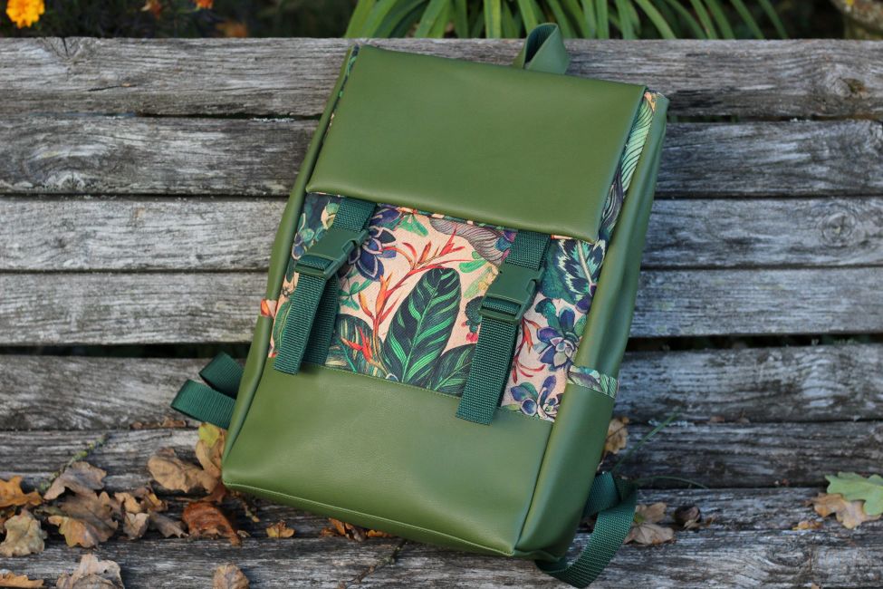 Kuprinė su plastikiniais užsegimais 