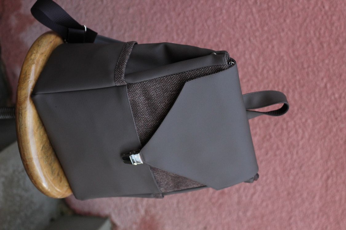 Kuprinė su spynelės užsegimu