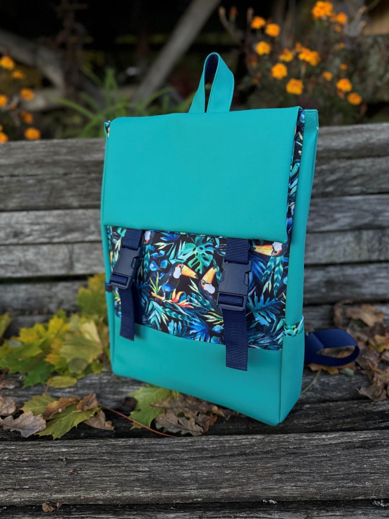 Kuprinė su plastikiniais užsegimais 