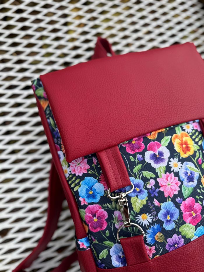 Kuprinė su karabinais