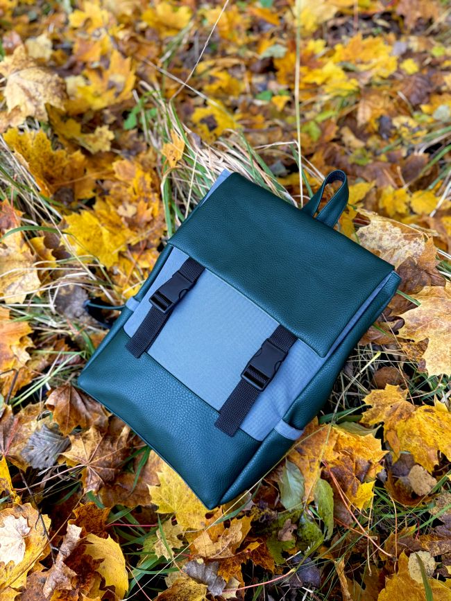 Kuprinė su plastikiniais užsegimais 