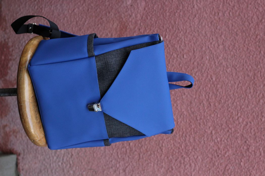 Kuprinė su spynelės užsegimu