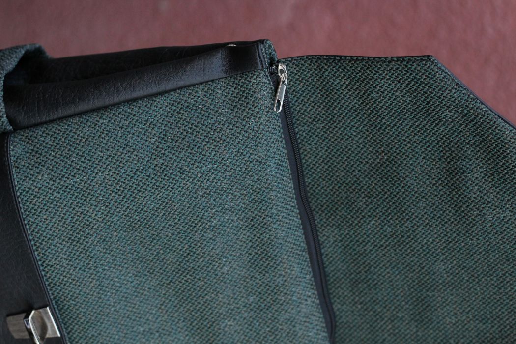 Kuprinė su spynelės užsegimu