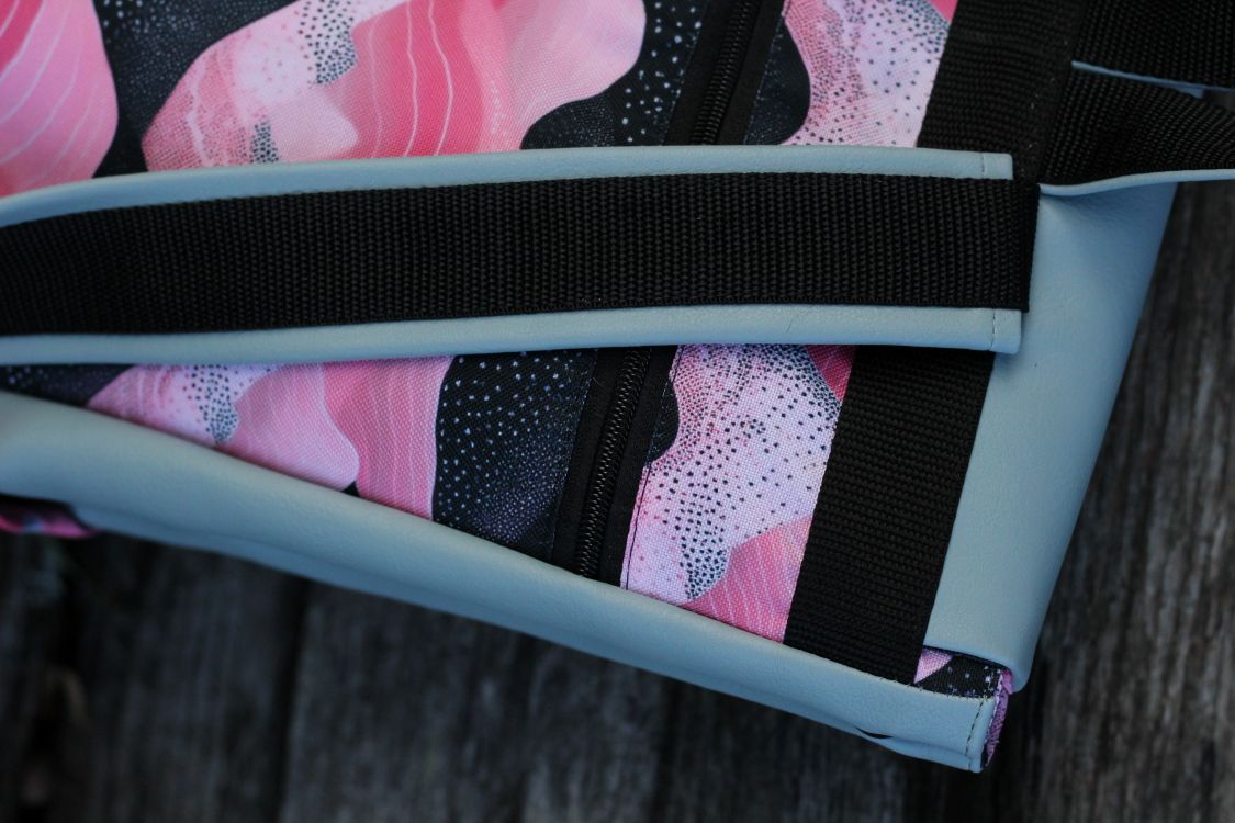 Kuprinė su plastikiniais užsegimais 