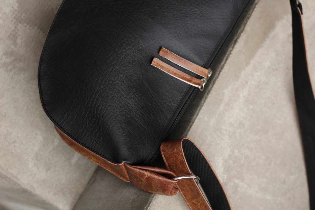 Pusmėnulio formos rankinė