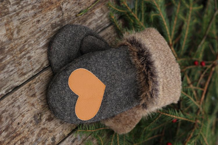 Pirštinės su širdelės aplikacija