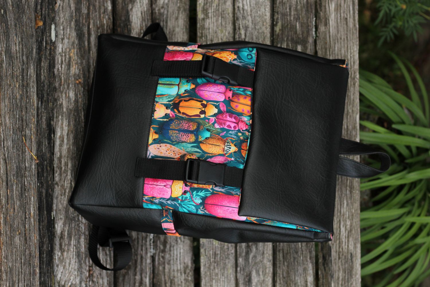 Kuprinė su plastikiniais užsegimais