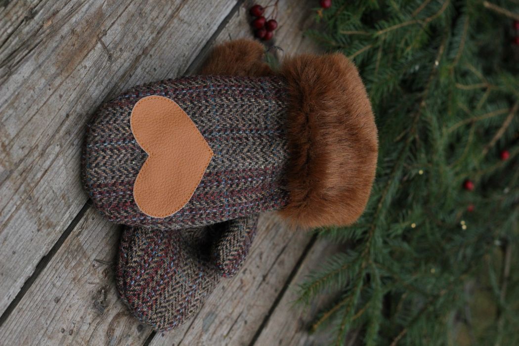 Pirštinės su širdelės aplikacija