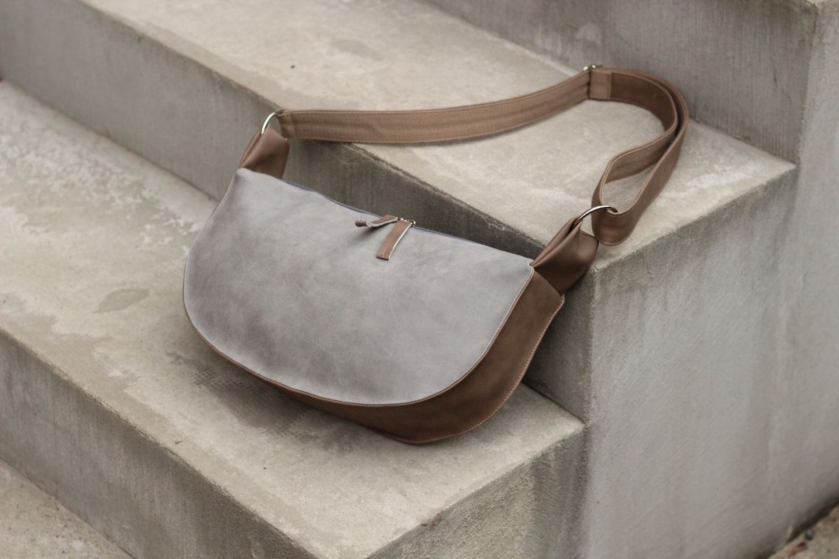 Pusmėnulio formos rankinė