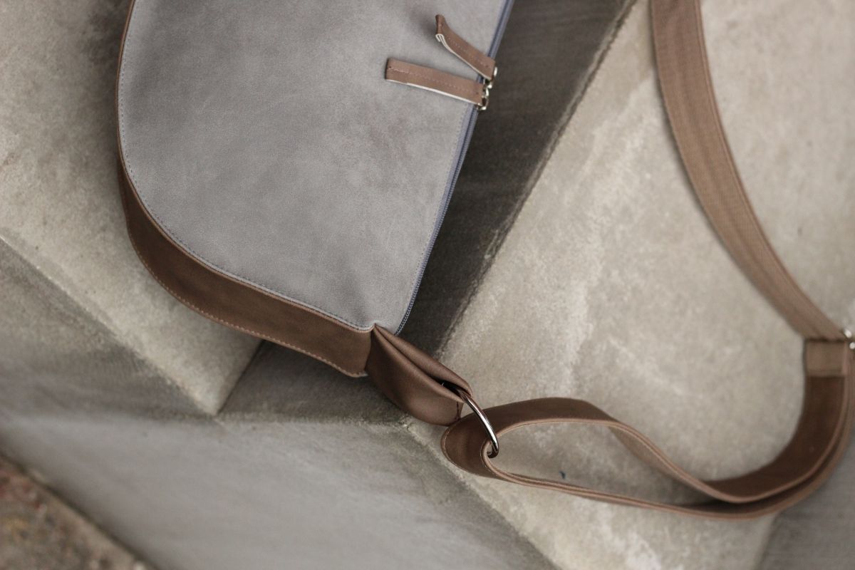 Pusmėnulio formos rankinė