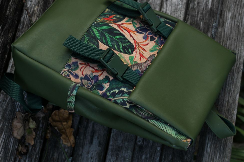 Kuprinė su plastikiniais užsegimais 