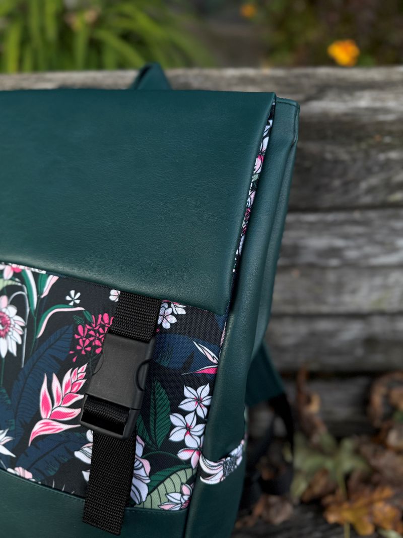 Kuprinė su plastikiniais užsegimais 