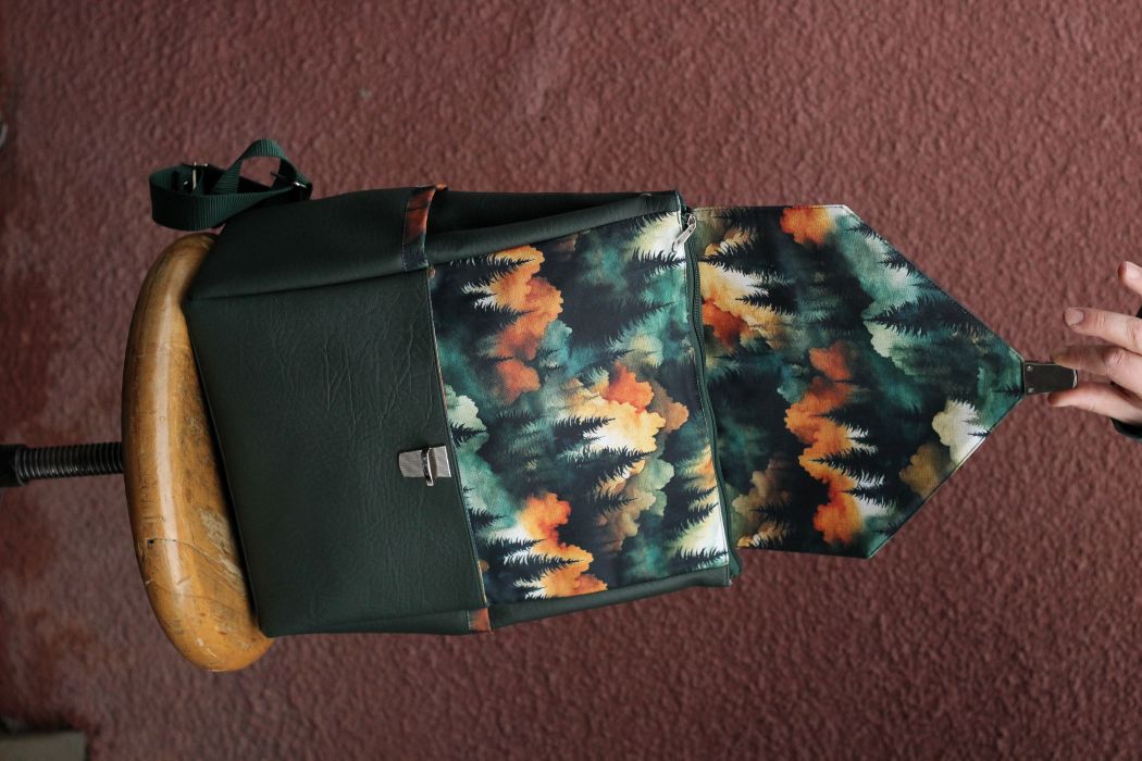 Tamsiai žalios odos kuprinė su spynelės užsegimu