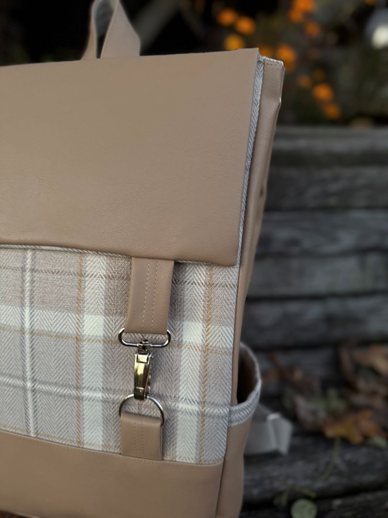 Kuprinė su karabinais