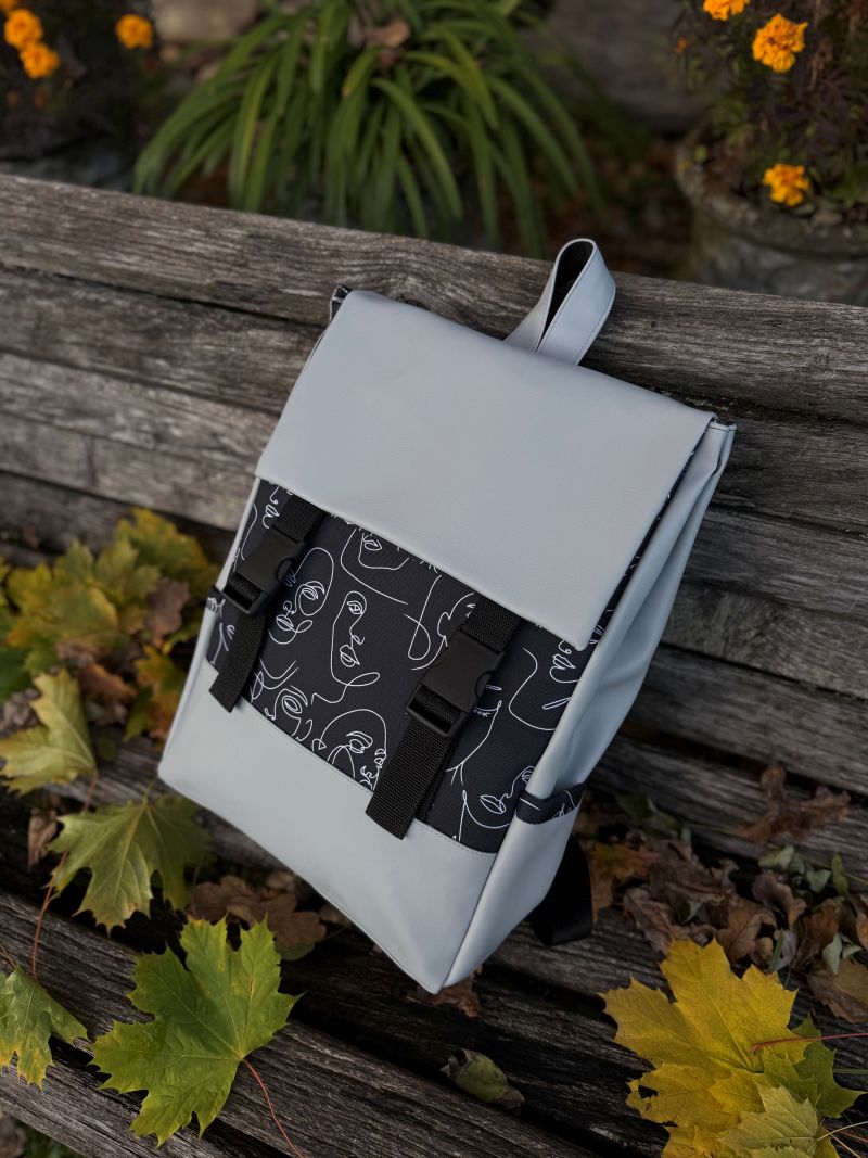 Kuprinė su plastikiniais užsegimais 