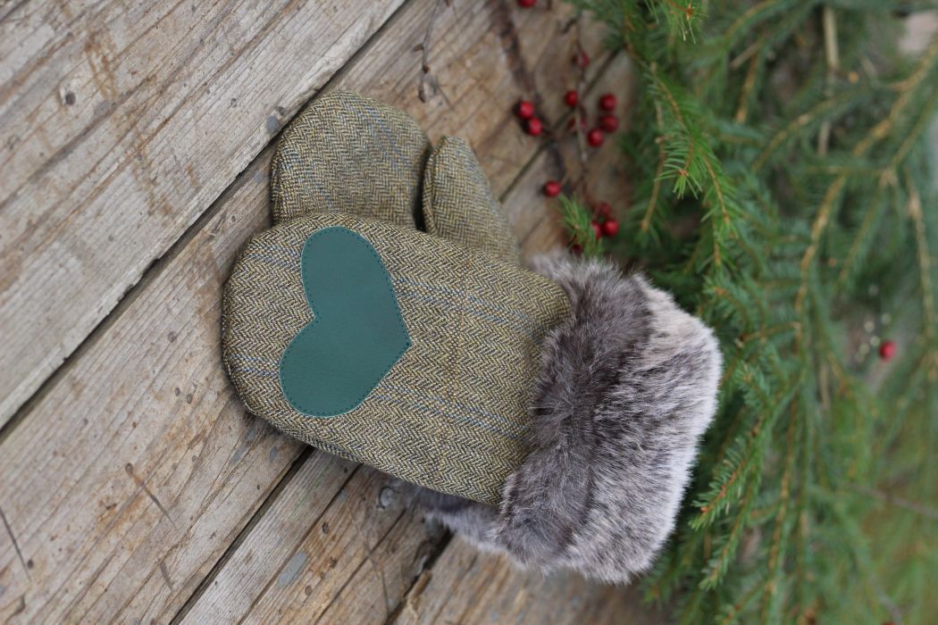 Pirštinės su širdelės aplikacija