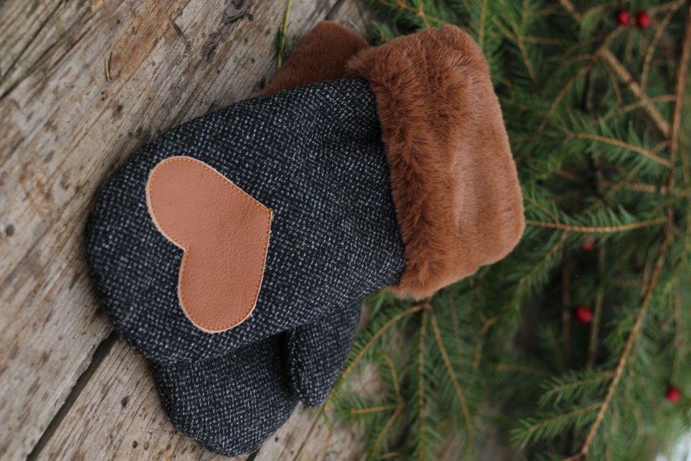 Pirštinės su širdelės aplikacija