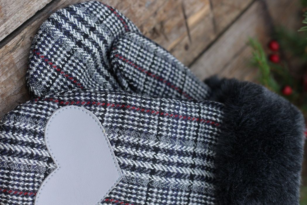 Pirštinės su širdelės aplikacija