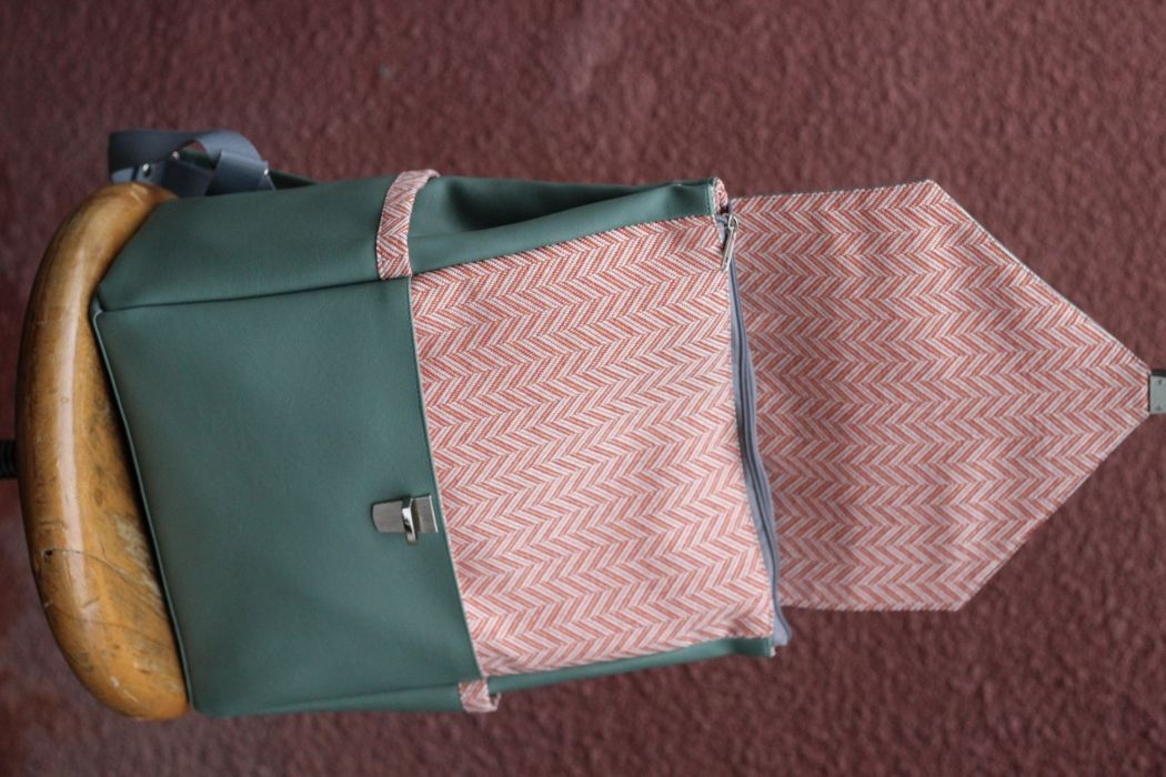 Kuprinė su spynelės užsegimu