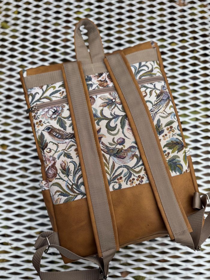 Kuprinė su karabinais