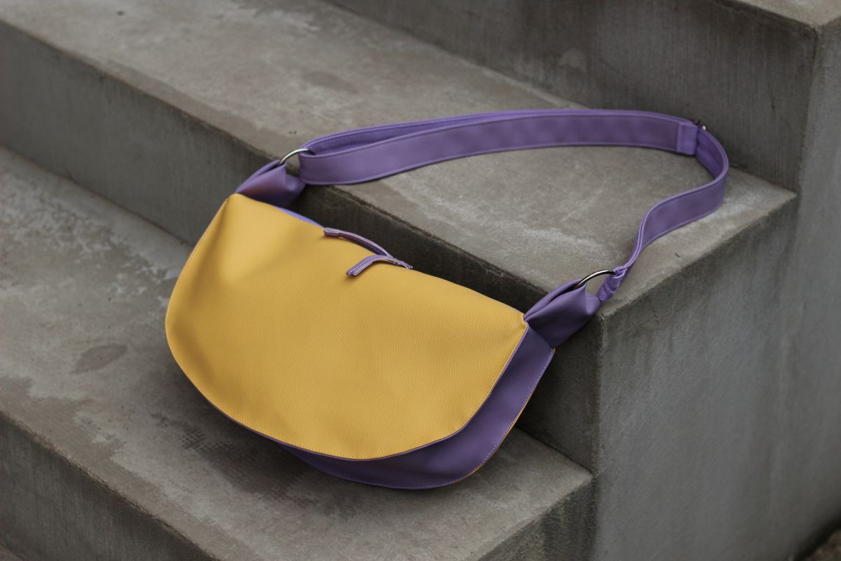 Pusmėnulio formos rankinė