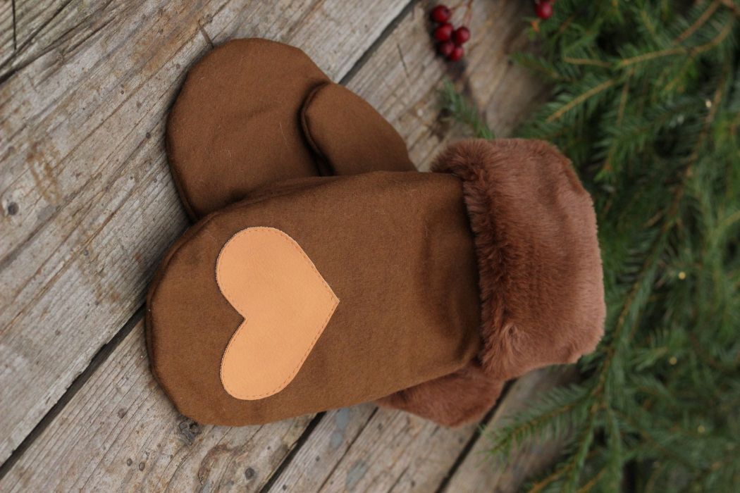 Pirštinės su širdelės aplikacija