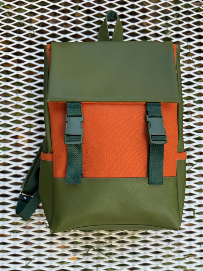 Kuprinė su plastikiniais užsegimais 